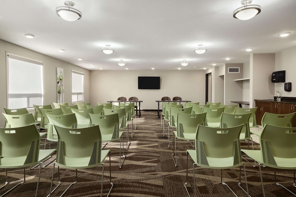 Home Inn and Suites Lloydminster 41/50