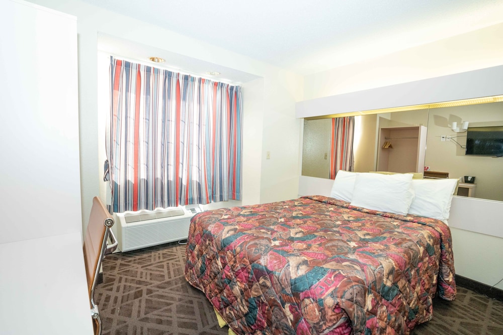 Regency Inn & Suites DFW 19/36