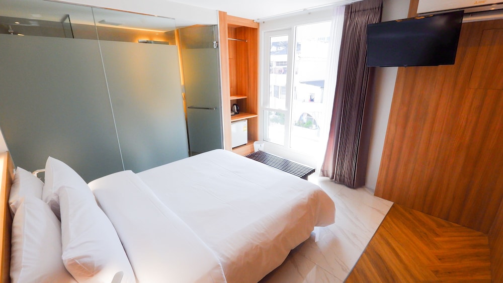DELUXE, DOUBLE BED, CITY VIEW