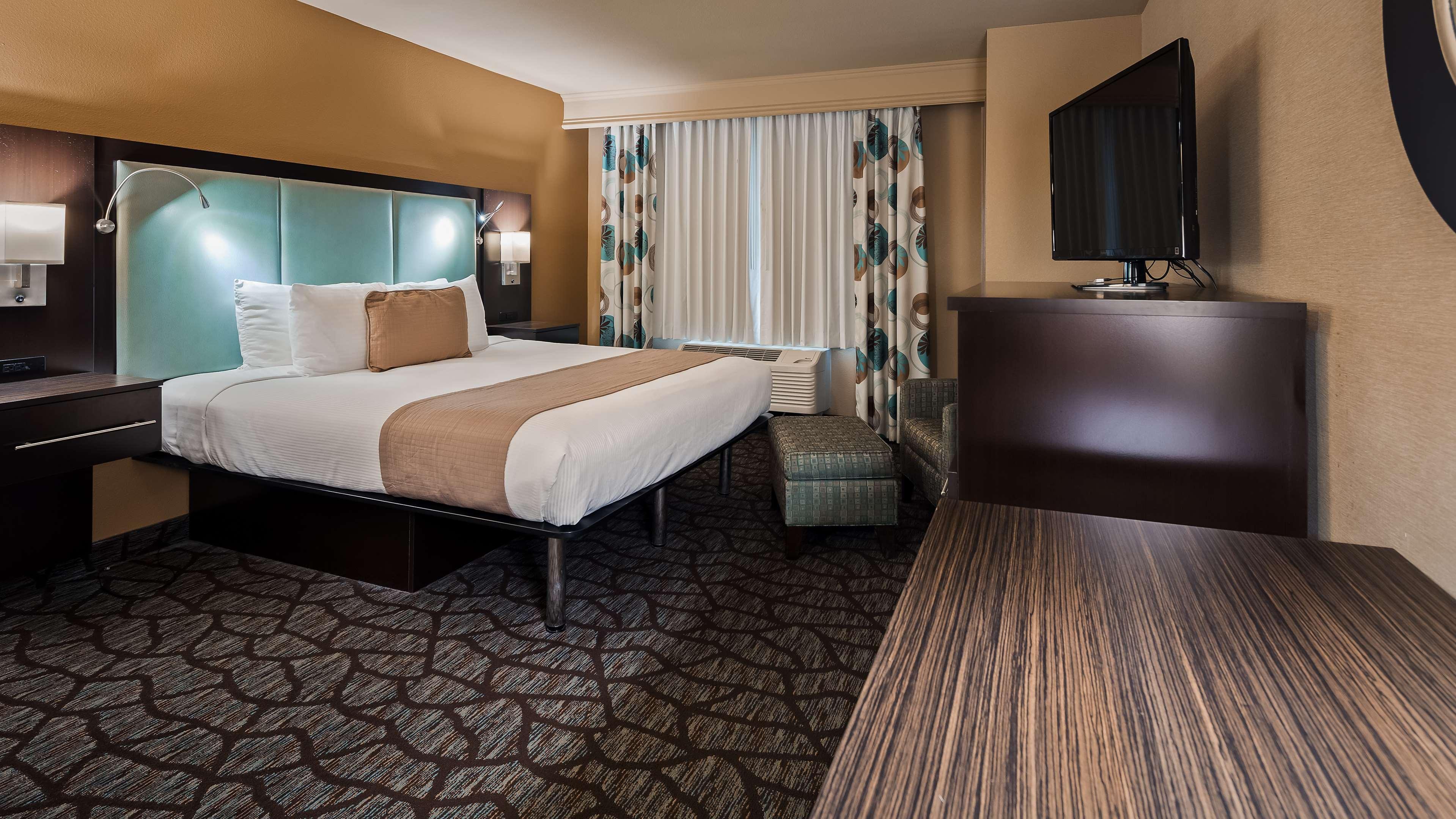 غرفة بسرير كينج بحوض استحمام، Best Western Plus Oceanside Palms 2/3