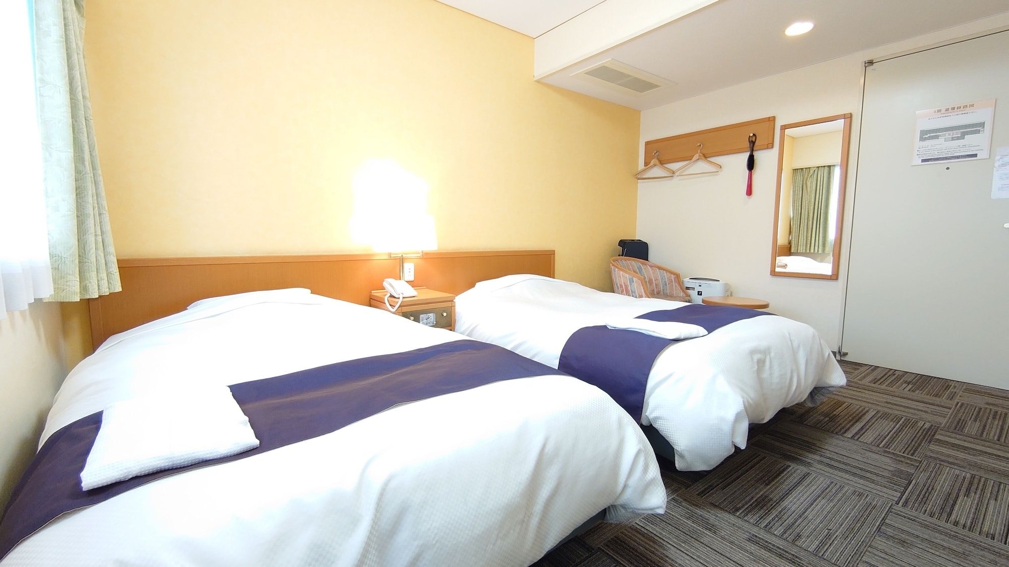 ROOM, TWIN BEDS
