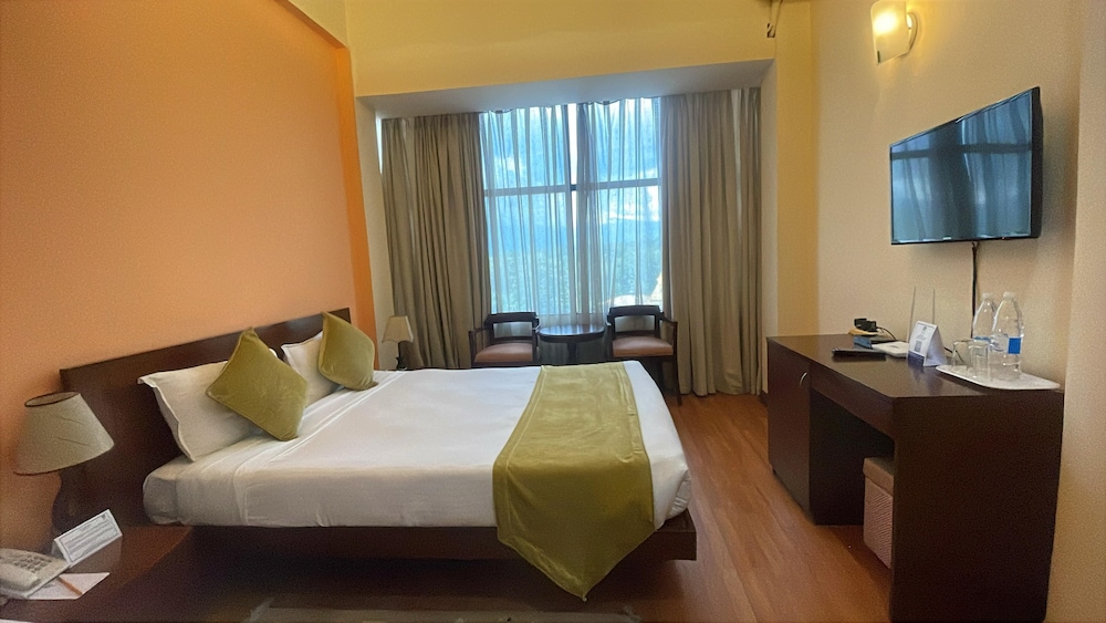 Deluxe, Suite, King Bed, Golf Course View