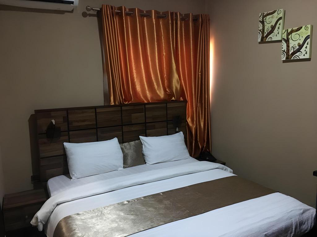 Momak 5 Hotel And Suites 8/18