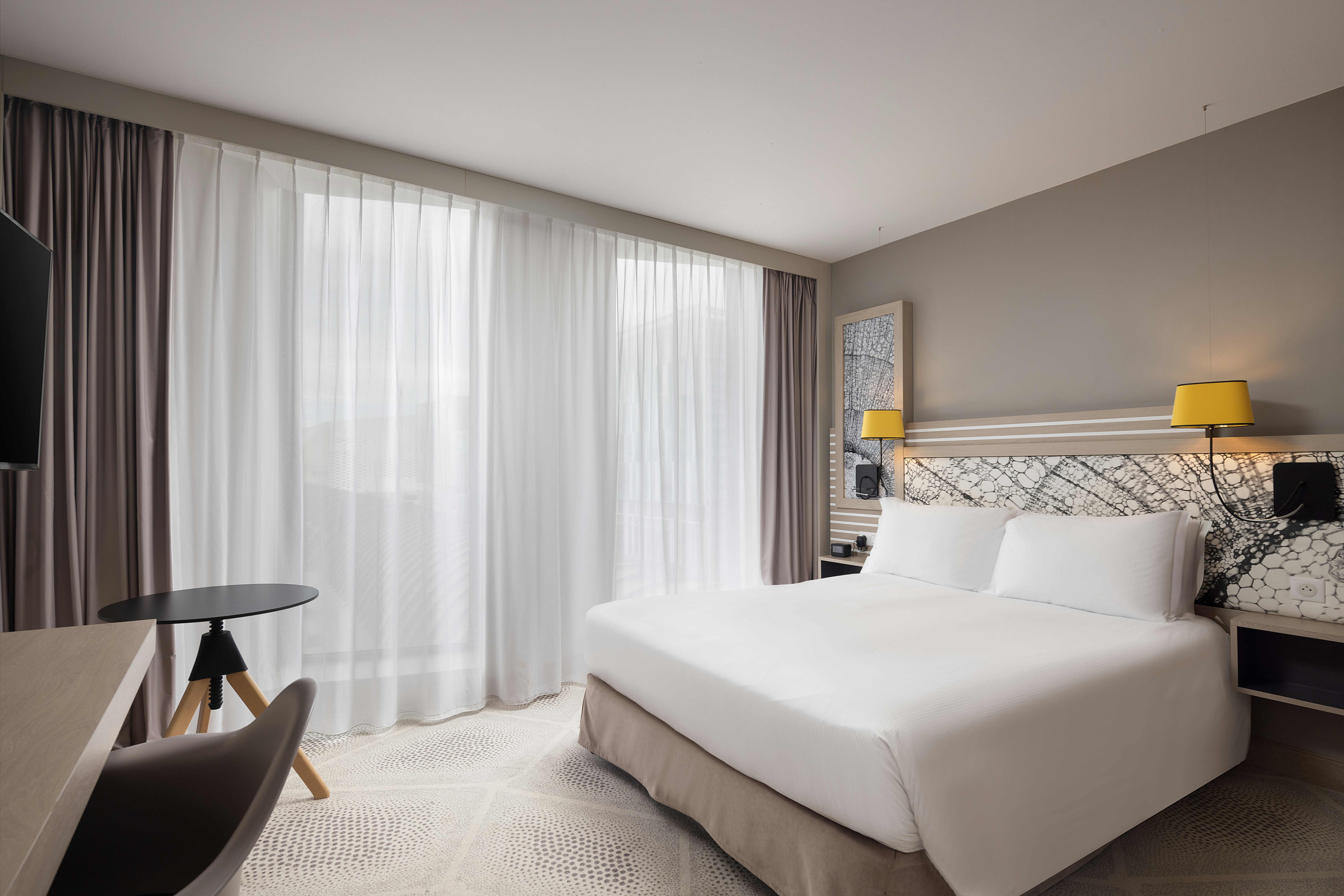 ROOM, QUEEN BED