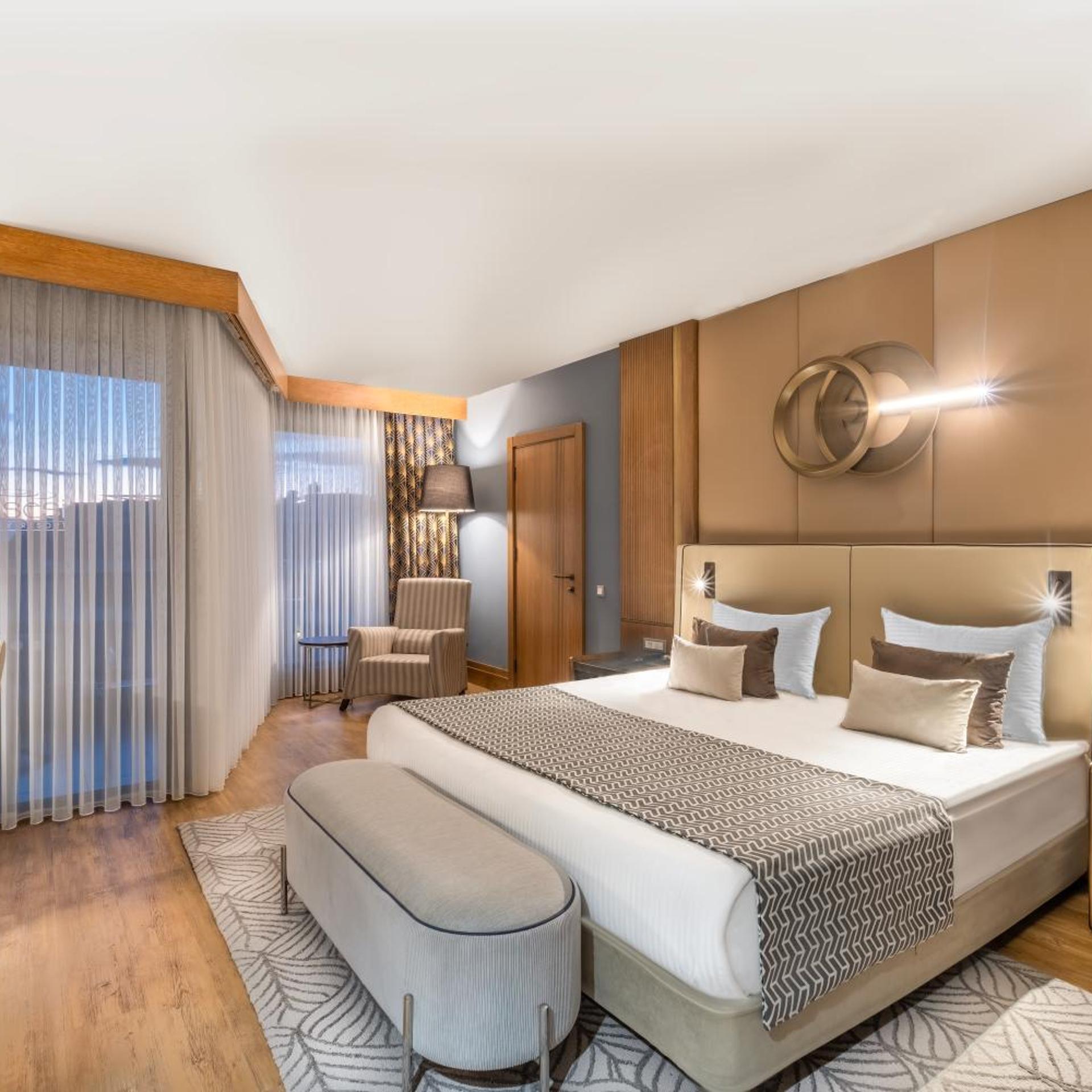 Senior, Suite, Side Sea View