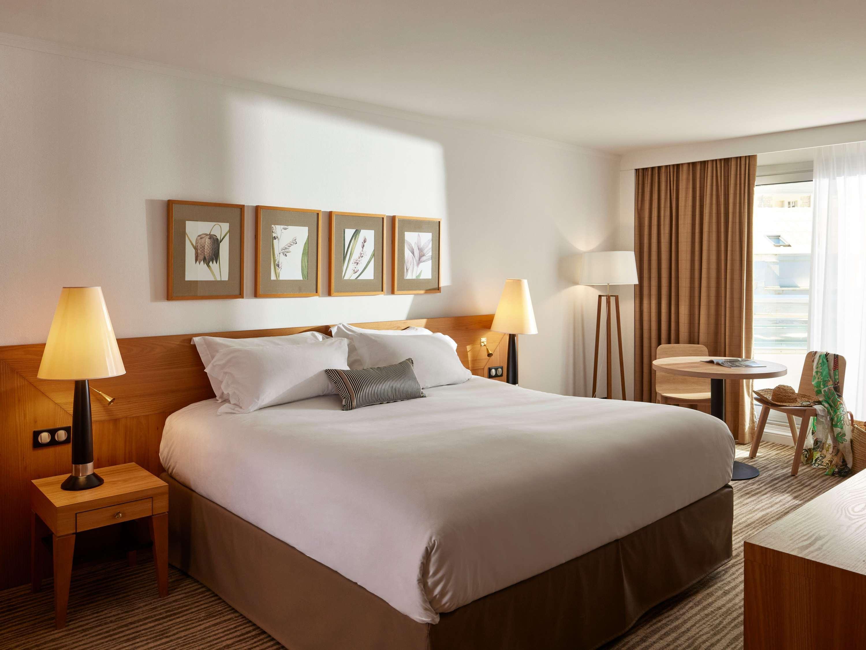 OCEAN, SUPERIOR, DOUBLE OR TWIN BED, PARTIAL SEA VIEW
