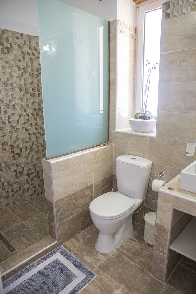 G&K Stone Suites 21/21