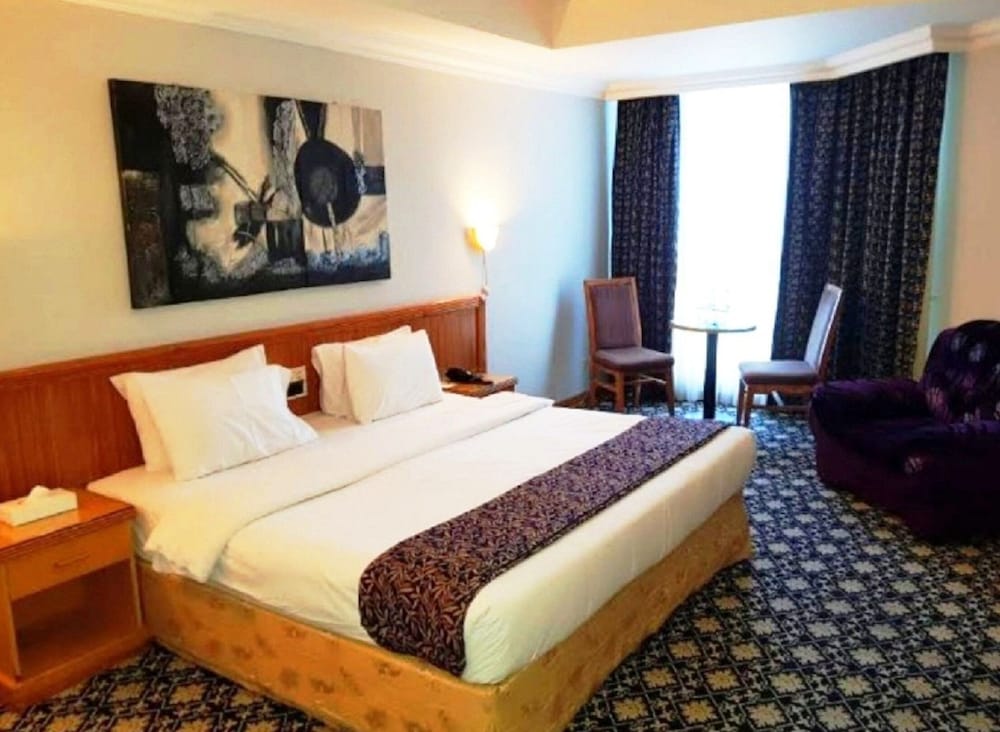 Phoenicia Tower Hotel 22/67