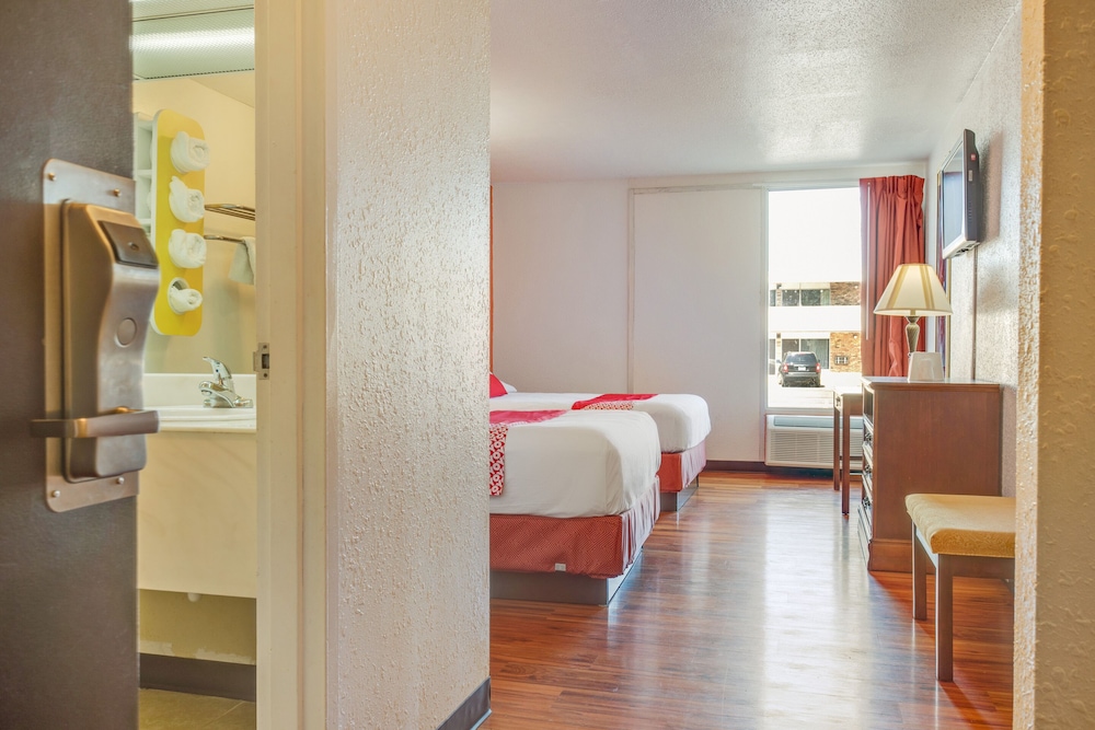 OYO Hotel Mona Lake Muskegon 17/36