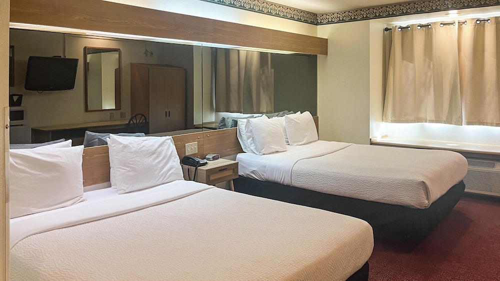 2 Queen Beds - Non-Smoking, Micfridge، Motel6 Brush CO 3/4