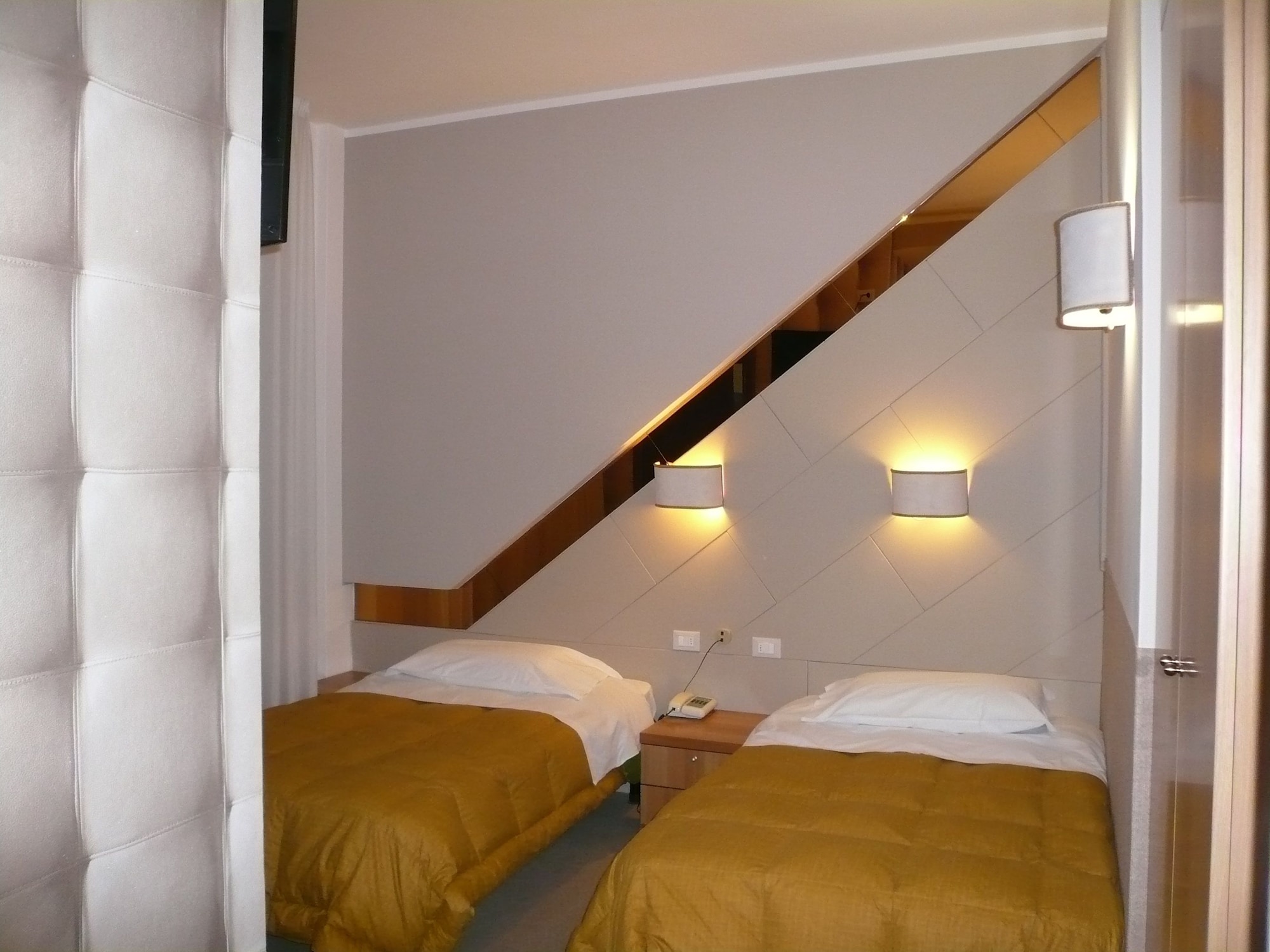 CLASSIC, TWIN BEDS