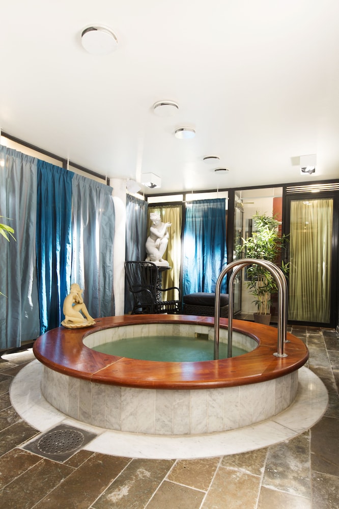 Victory Hotel 40/67