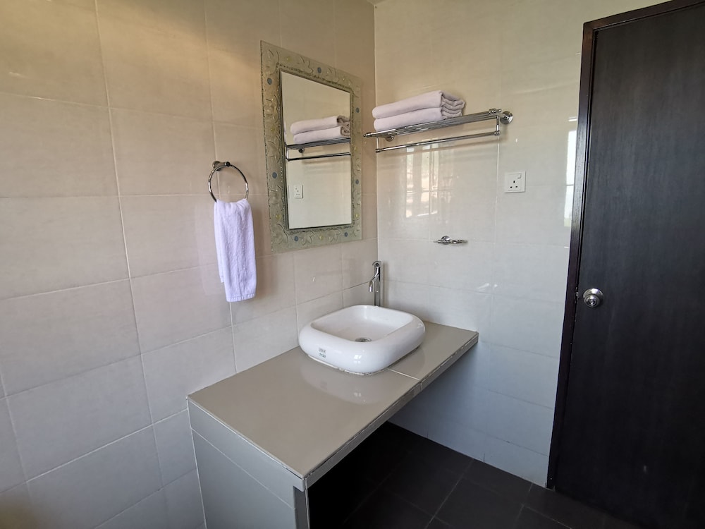 8 BOUTIQUE BY THE SEA HOTEL 42/50