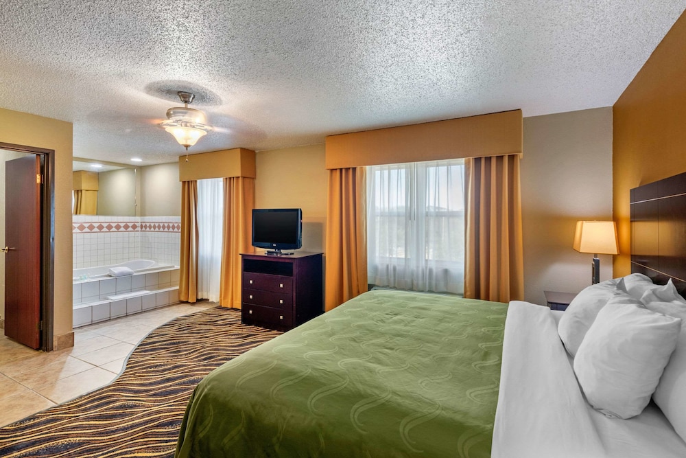 Quality Suites Addison-Dallas 22/42