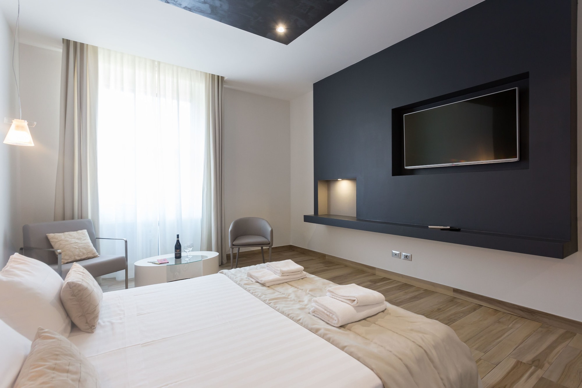 DELUXE, APARTMENT, QUEEN BED, JETTED TUB