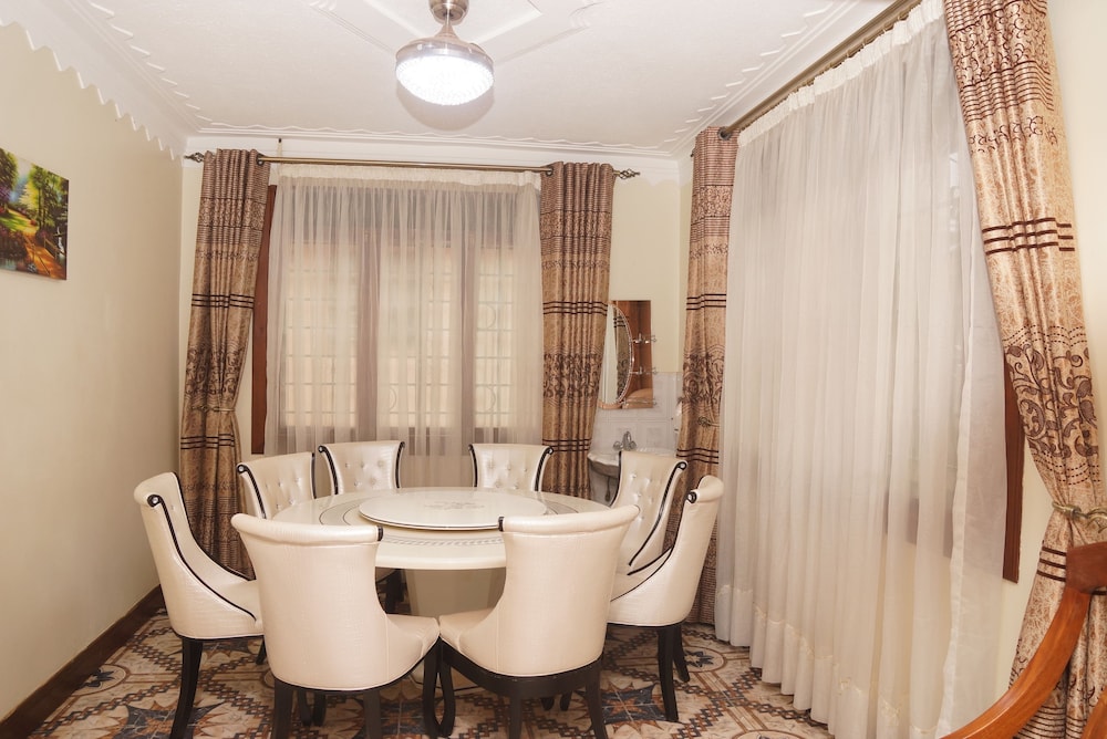 Entebbe Travelle'rs Inn 40/50
