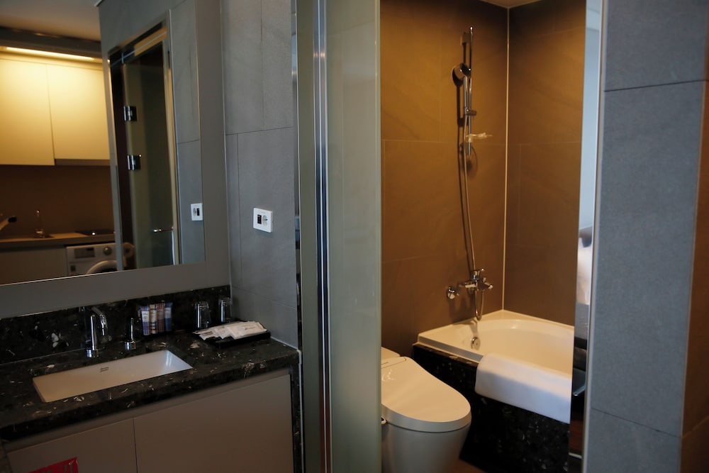 J-one Hotel and Resort 33/41