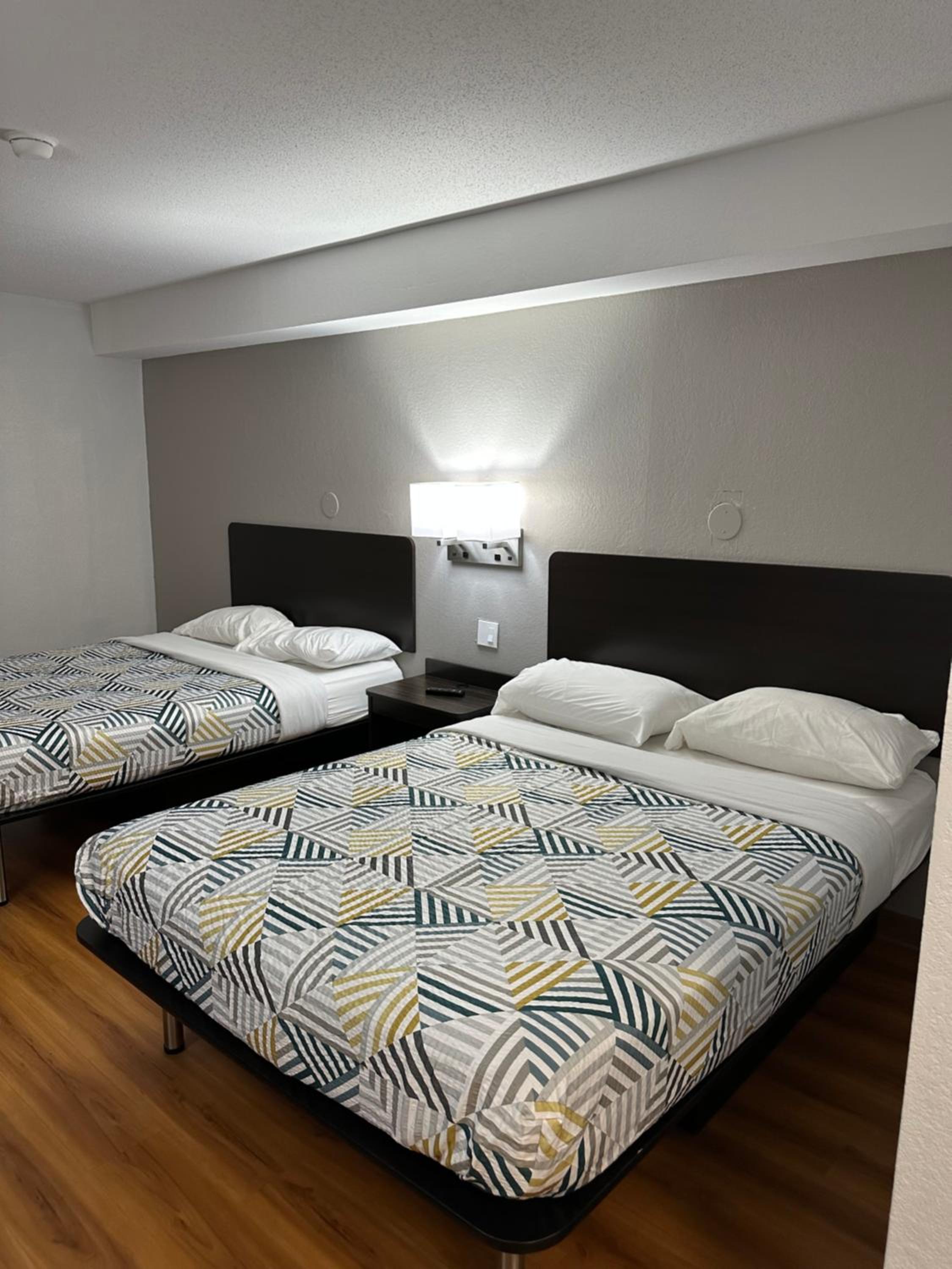 2 Queen Beds - Mobil Access Tub Nsmk Micfridg