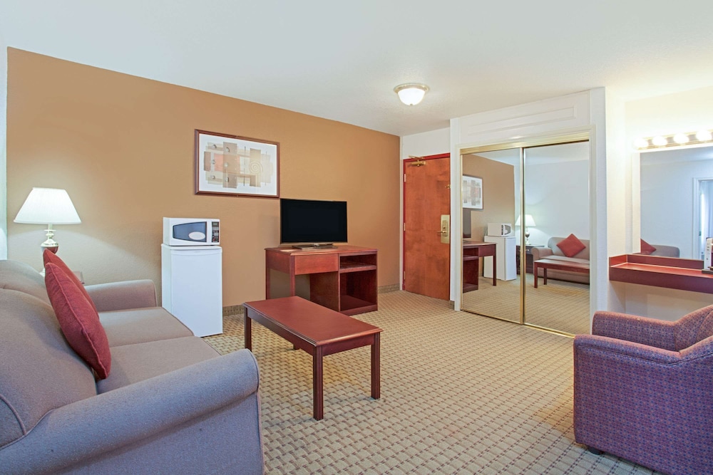 Ramada by Wyndham Red Deer Hotel & Suites 23/36