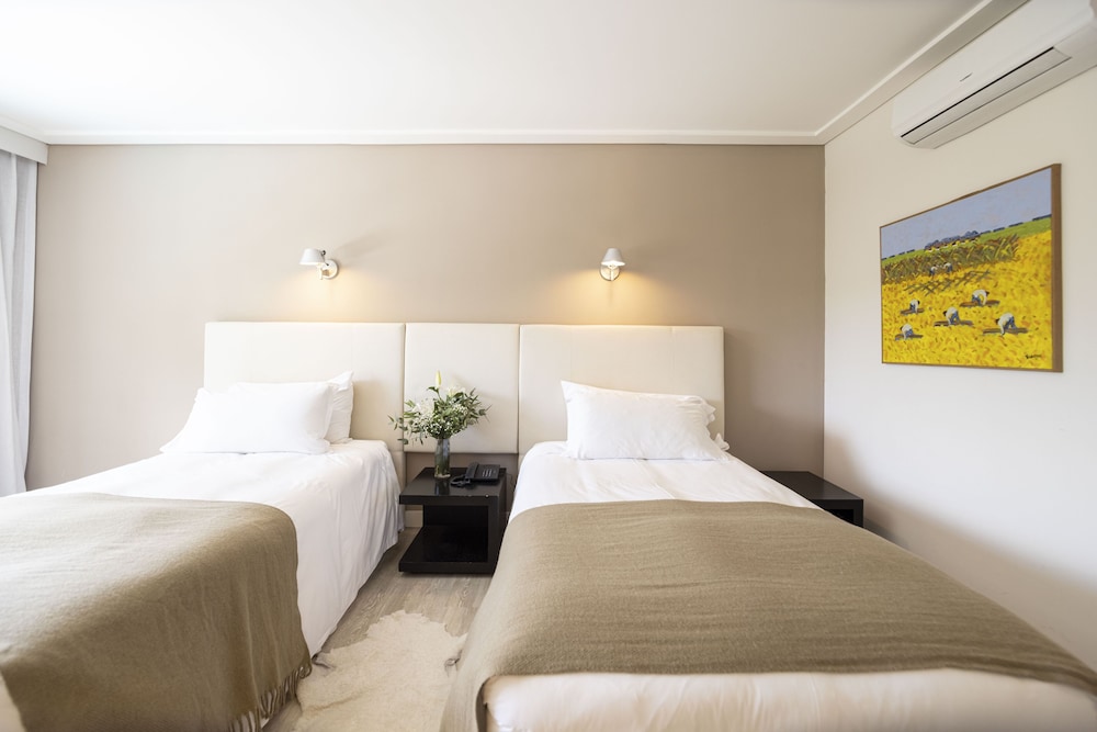 EXECUTIVE, DOUBLE OR TWIN BED