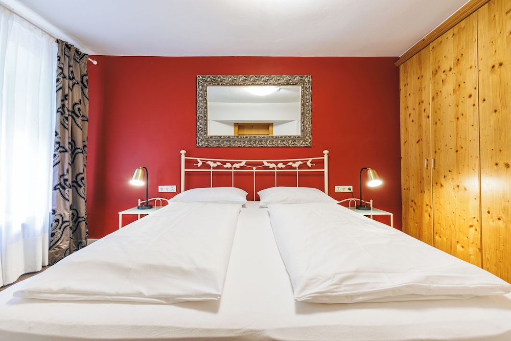 Honeymoon, Water, Suite, Queen Bed