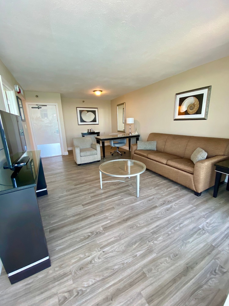 Radisson Suite Hotel Oceanfront 44/64
