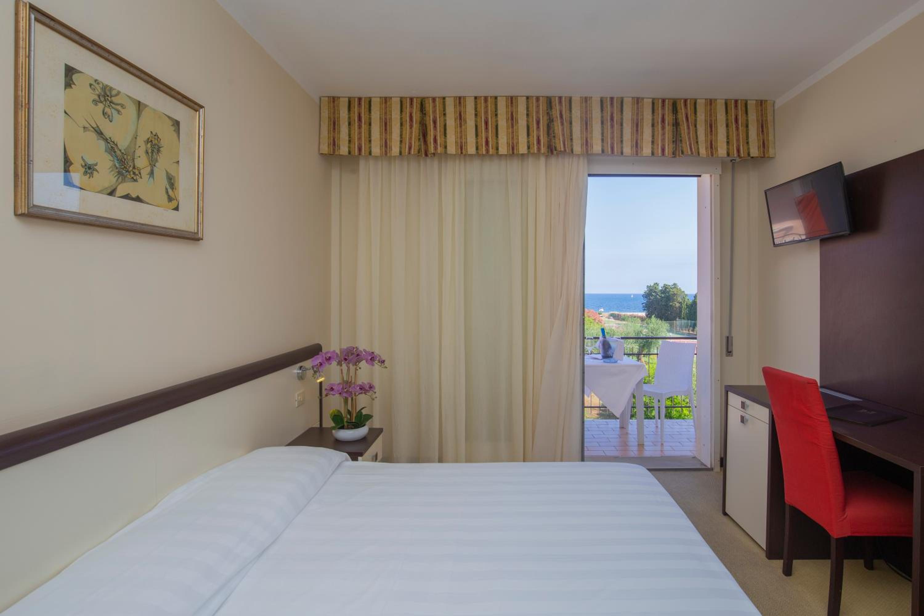 Room, Double or Twin Bed, Sea View