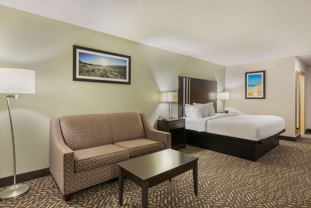 Standard, King Bed, Lake Side, Sofa, Best Western Indian Oak 7/7