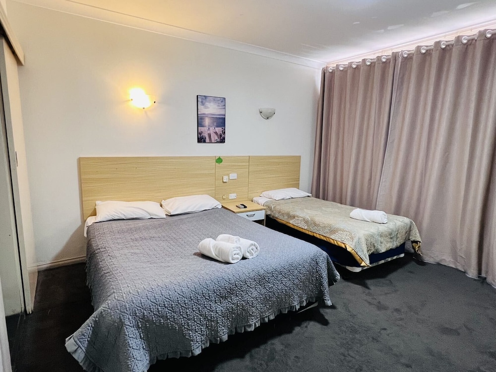 JACKSONS MOTOR INN 26/74