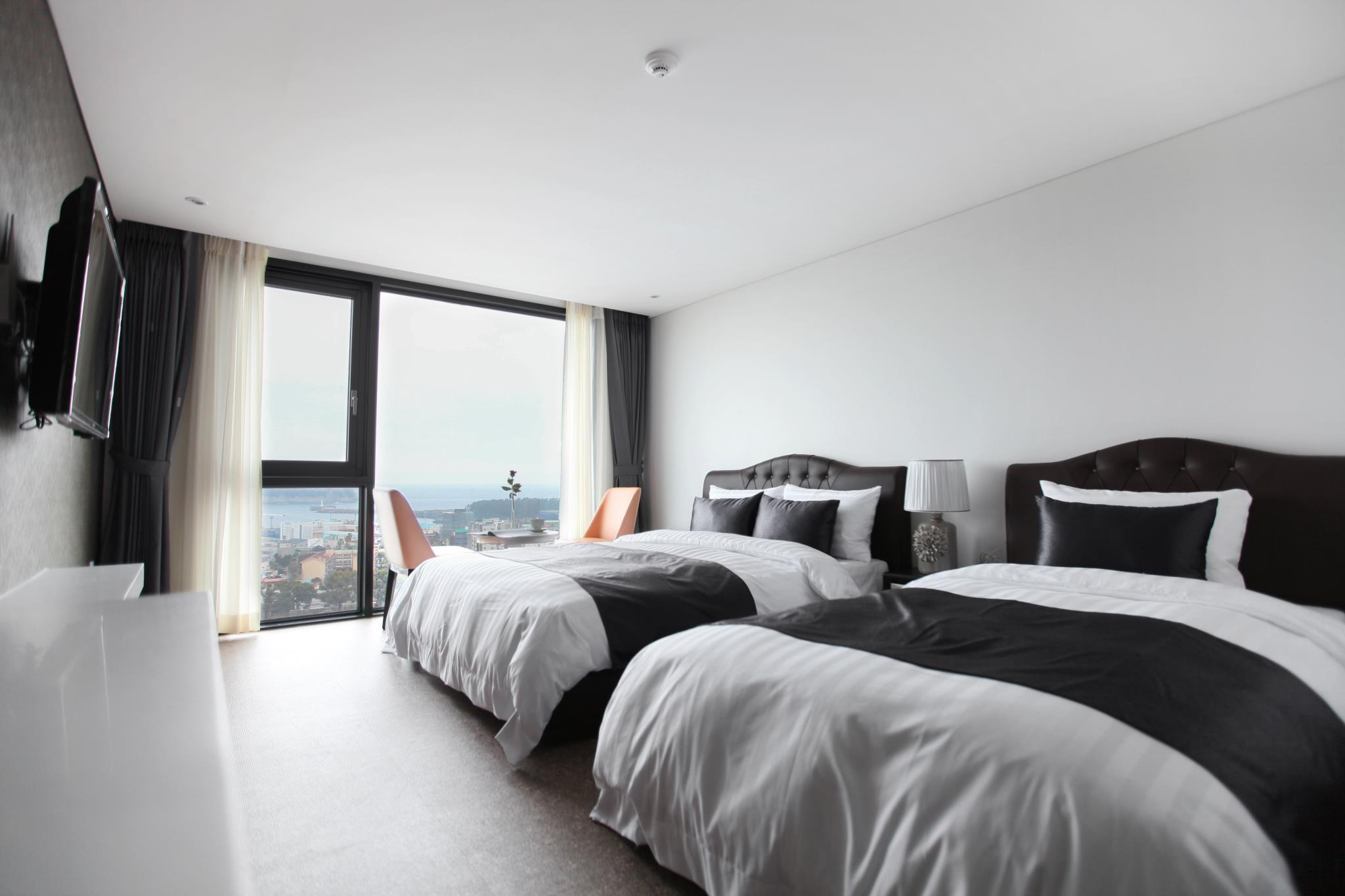 Deluxe, Twin Beds, 1 Double and 1 Single Bed, Ocean View