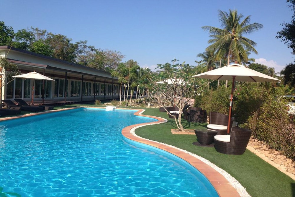 Check In & Chill Out Laem Sok Pier 23/28