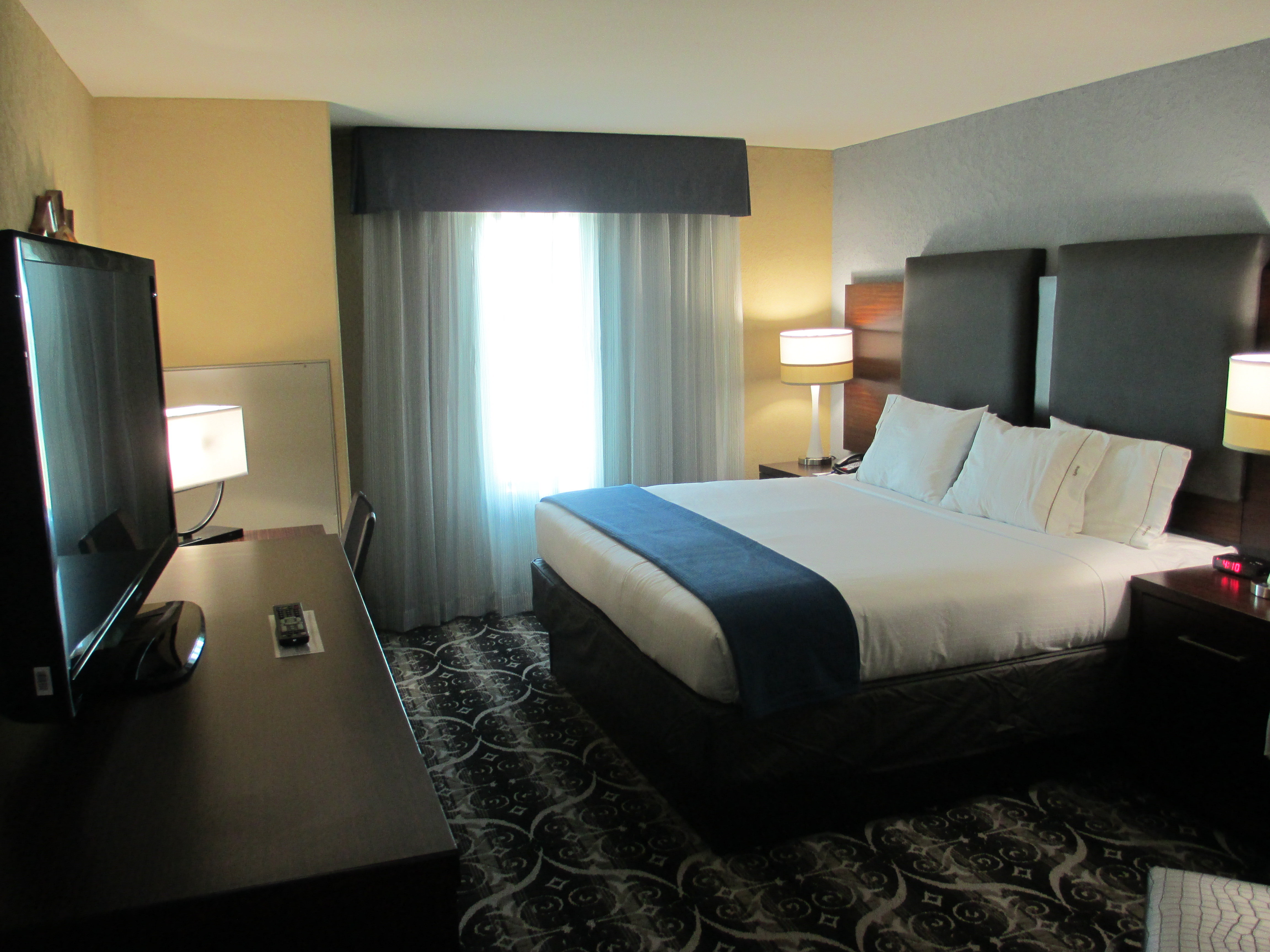 Holiday Inn Express Hotel Suites Kansas City Airport 24/72