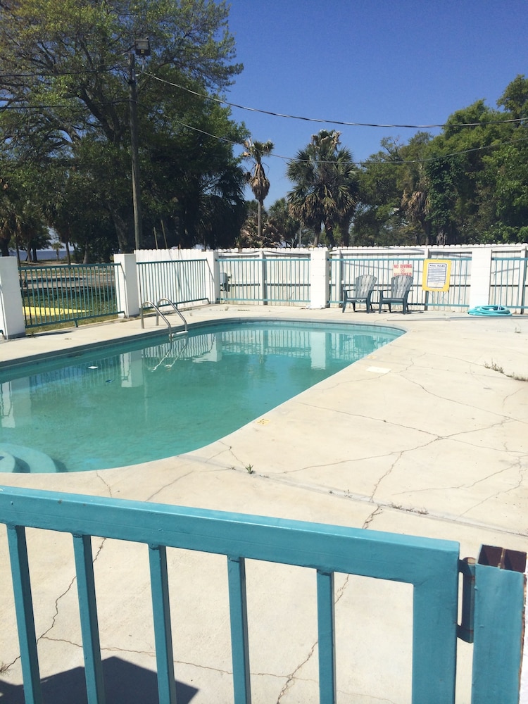 Econo Lodge Biloxi Beach 33/43