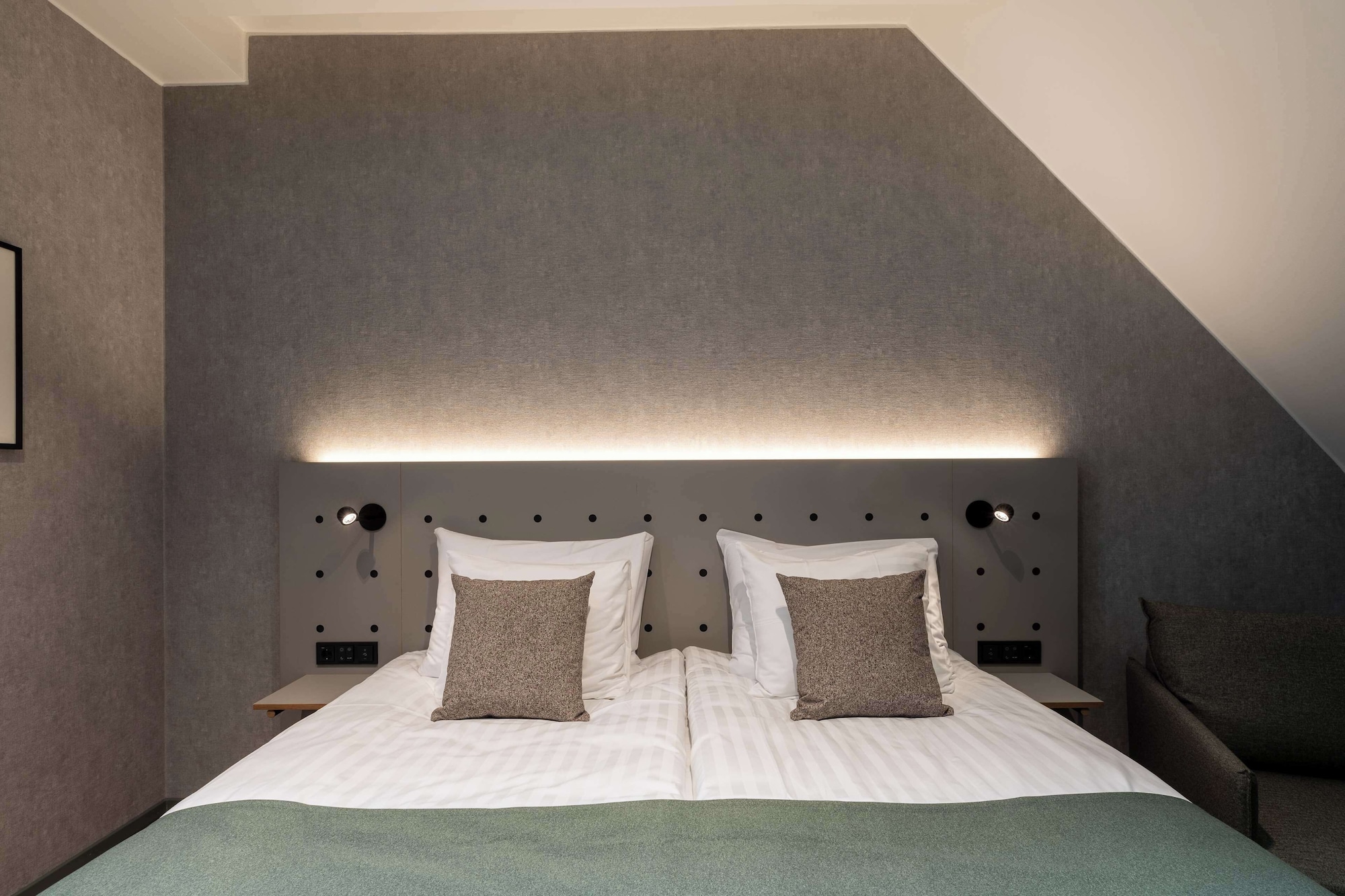 Room, King Bed, No Window, Scandic Helsinki Hub 3/5