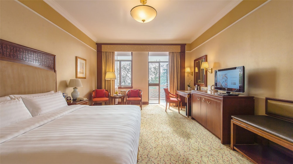 Horizon, King Bed, Lake Side, Garden View, West Wing