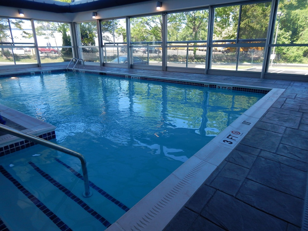 Holiday Inn Express Suites Milford 2/50