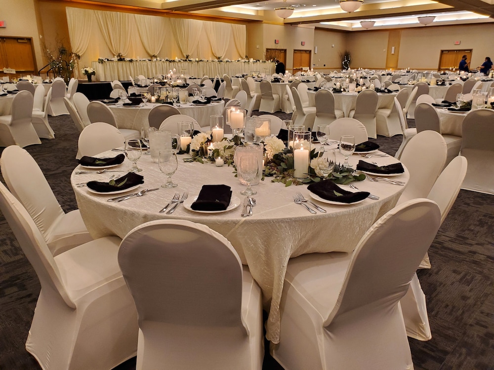 Crossroads Hotel Huron Event Center 40/50