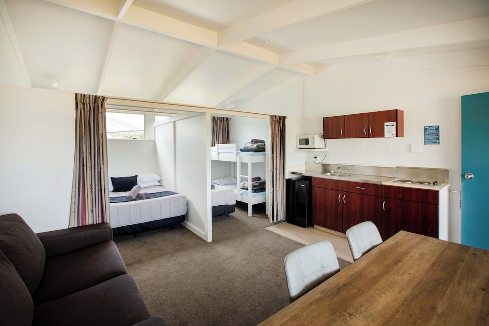 كابينة بسرير مزدوج وسرير فردي وسرير بطابقين بمطبخ صغير، Tahuna Beach Kiwi Holiday Park & Motel 2/3
