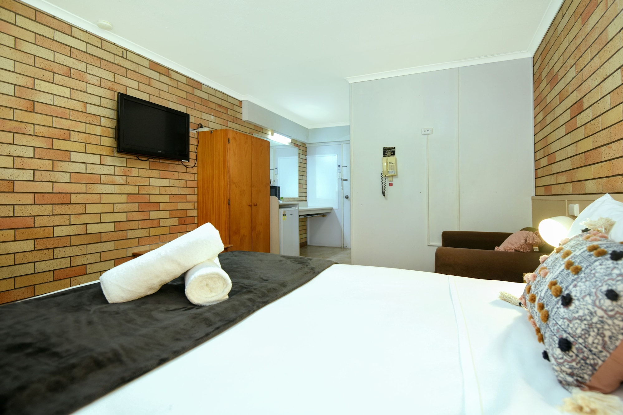 ROOM, QUEEN BED