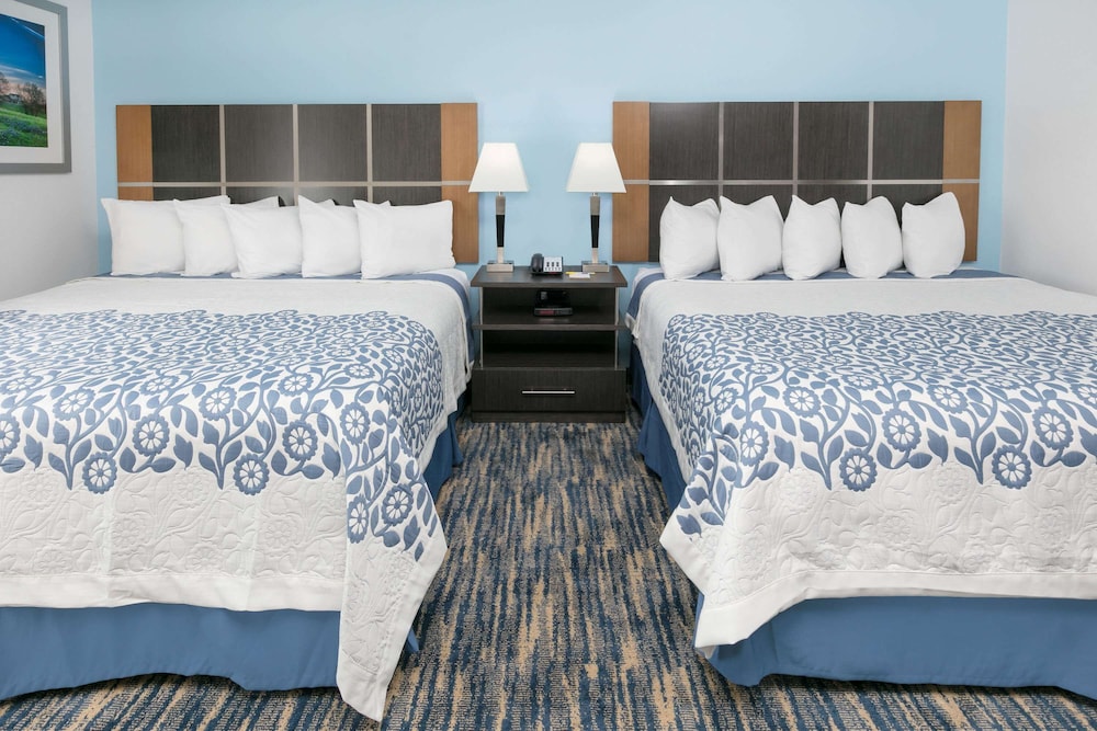 Days Inn & Suites by Wyndham Lubbock Medical Center 17/54