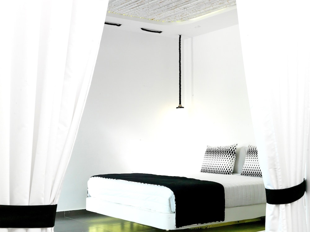 San Marino Suites 13/50