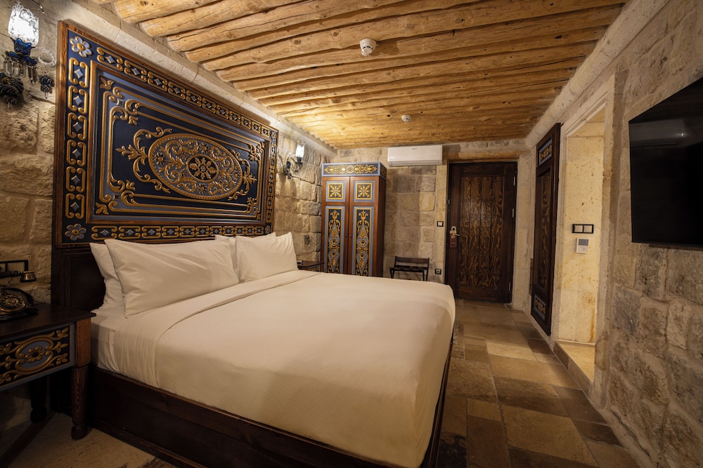 Cave, King Bed, Jetted Tub