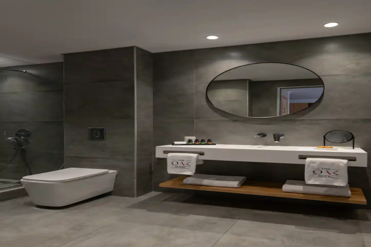 The Oak Hotel 100/101