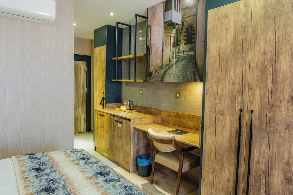 Shimall Hotel 43/44