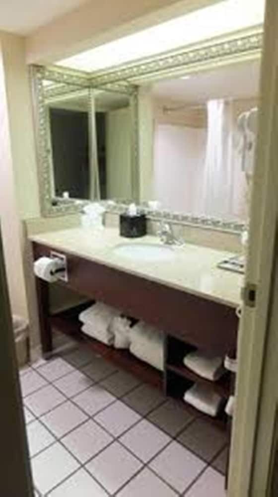 Four Points by Sheraton Greensboro Airport 49/63