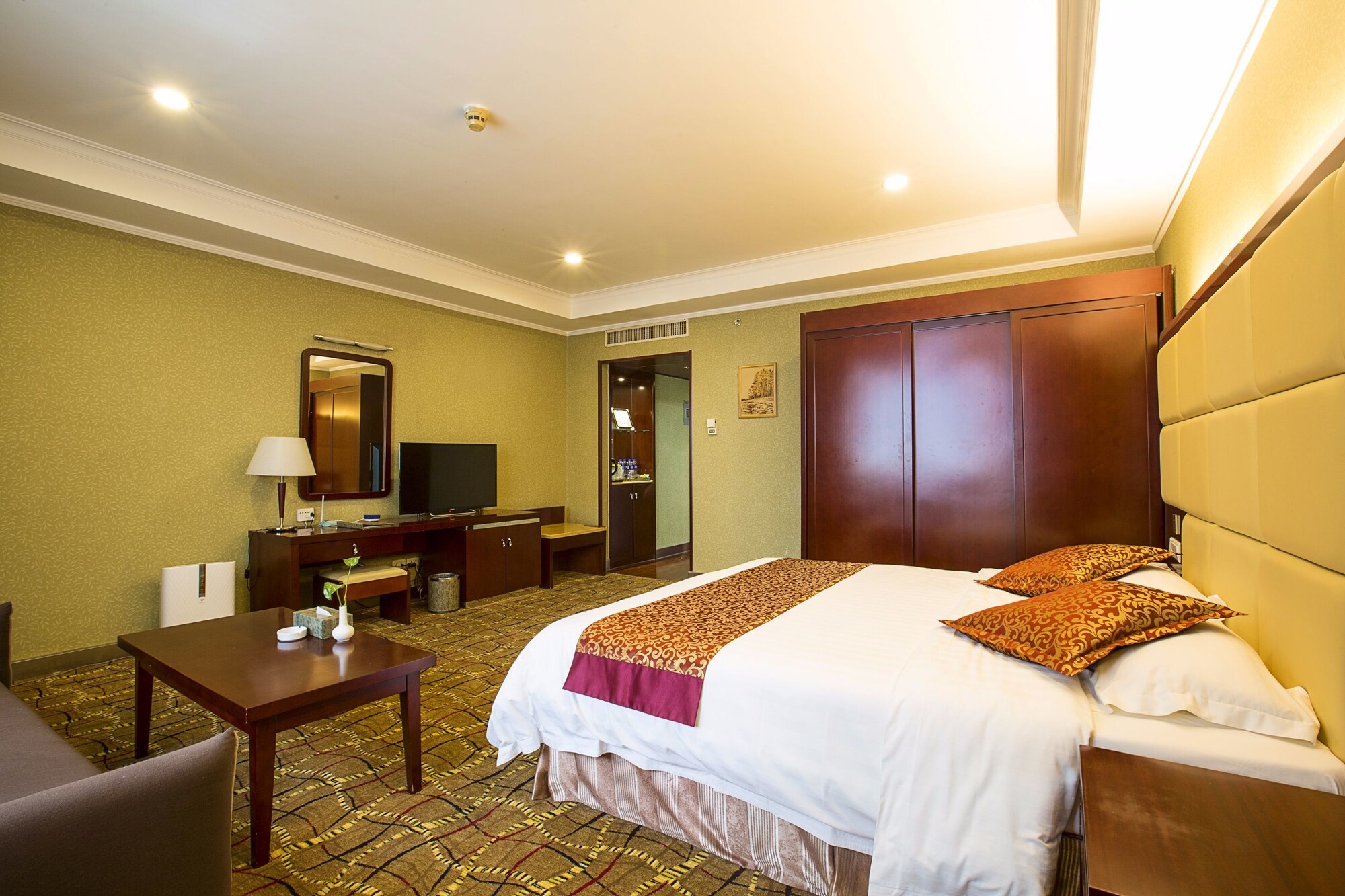 DELUXE, DOUBLE OR TWIN BED