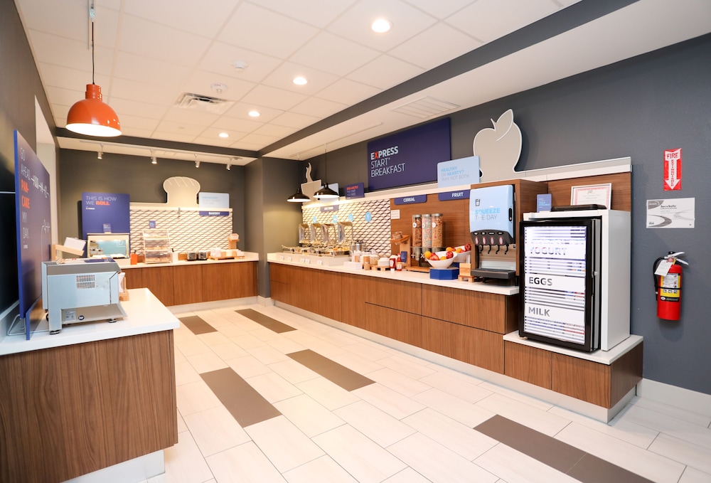 Holiday Inn Express Suites Forney 10/55