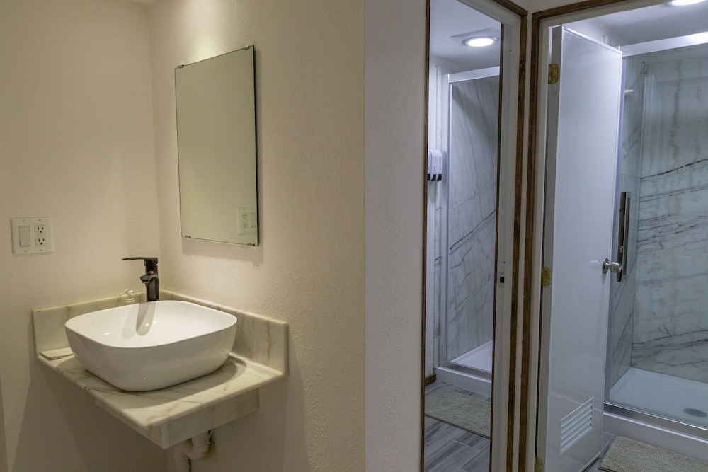 ROOM, KING BED, SHARED BATHROOM