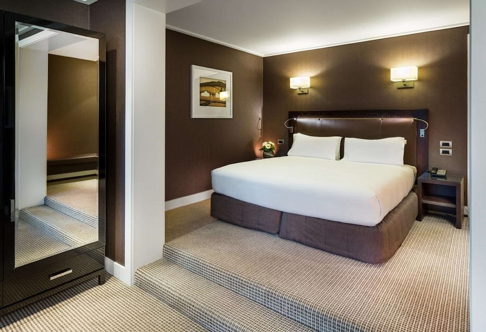 DELUXE, KING BED
