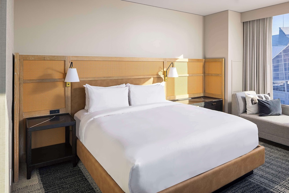 SKYLINE, PANORAMIC, KING BED, CORNER